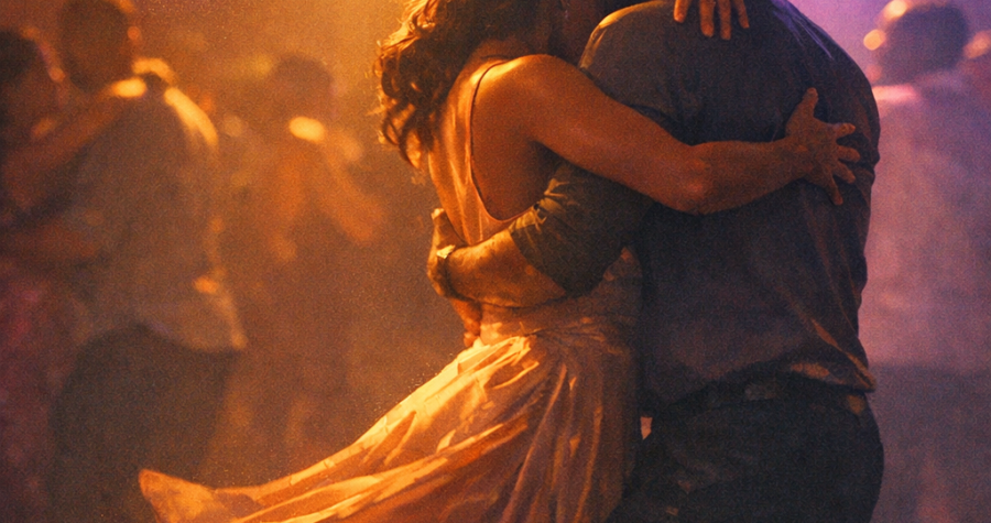 Couple dansant le zouk sous des lumières tamisées, ambiance romantique caribéenne